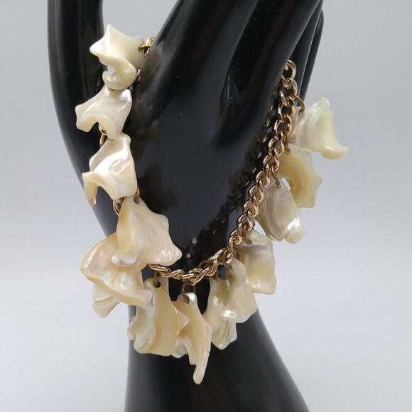 Vintage Mother of Pearl MOP Shell Bracelet, Gold Tone Chain, 8 Inches, 1950s - Picture 10 of 14